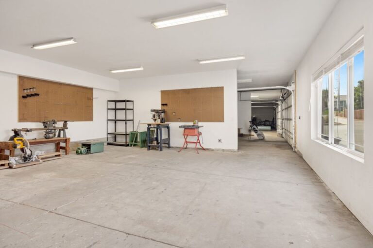garage vinyl baseboard